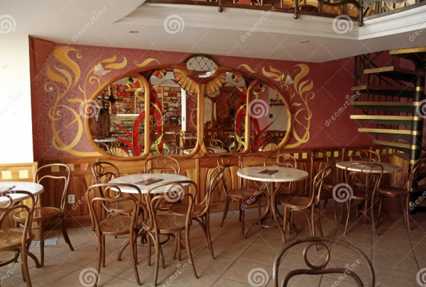 Kafe dengan perabotan vintage dan ornamen bersejarah